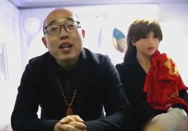 Zheng Jiajia, um engenheiro chinês especialista em inteligência artificial, se casou com uma mulher-robô c