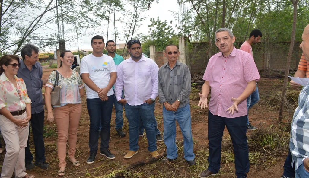 Autoridades visitam canteio de obras