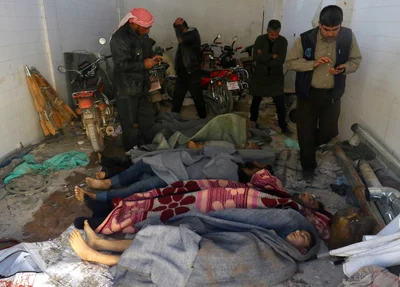Corpos após bombardeio na Síria