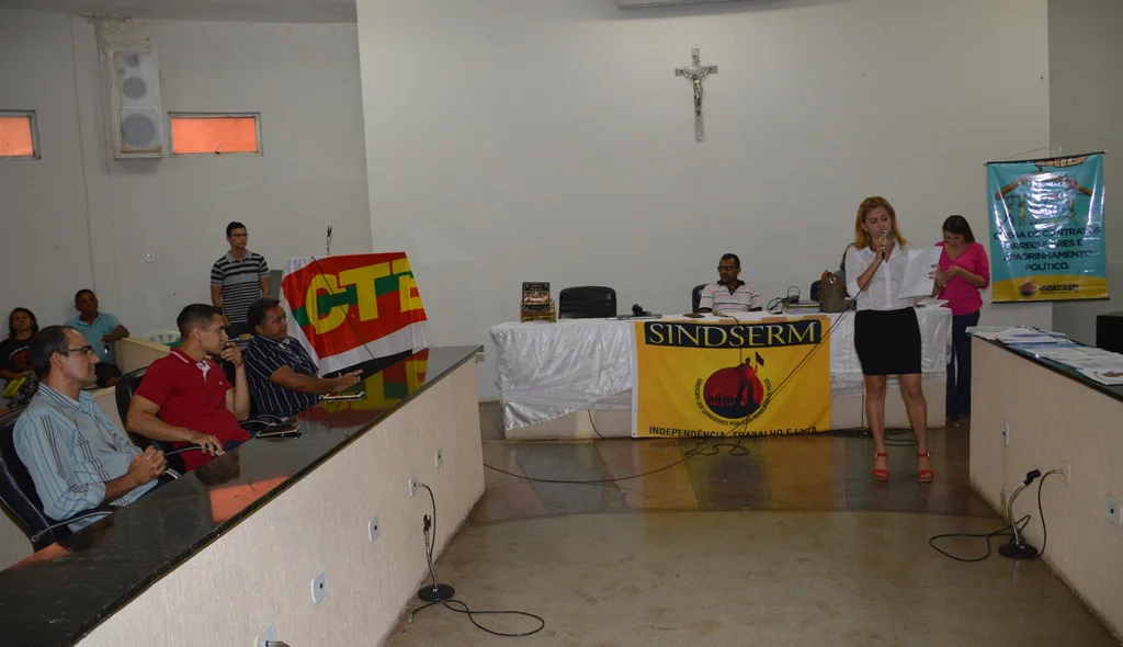 Diretoria do Sindserm participa da assembleia.