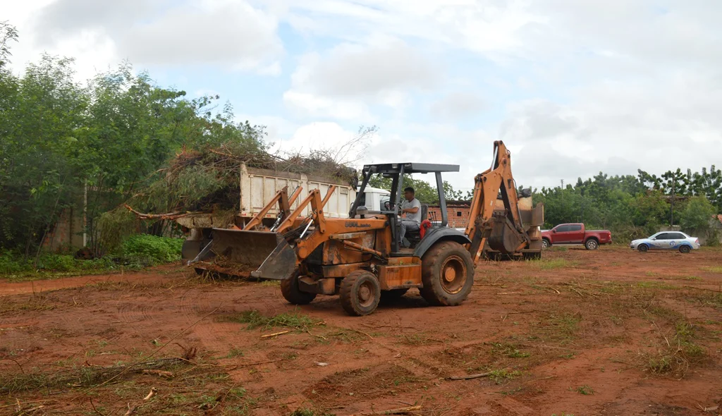 Máquinas no canteiro de obras