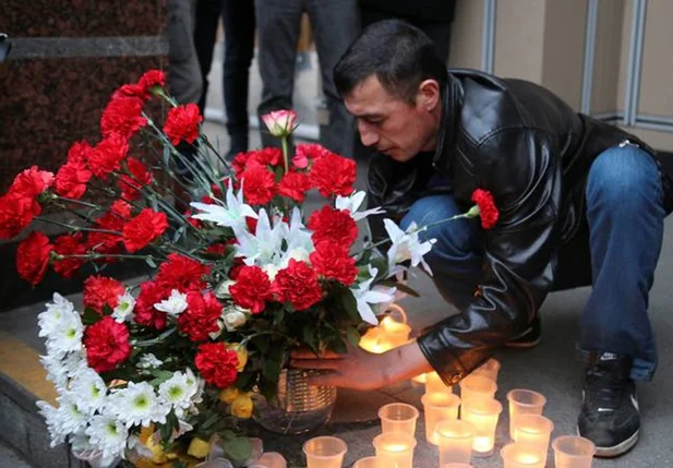 Pessoas deixam flores na estação de metrô de São Petersburgo, na Rússia