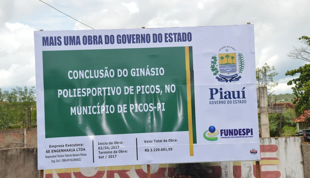 Placa com as informações sobre a obra