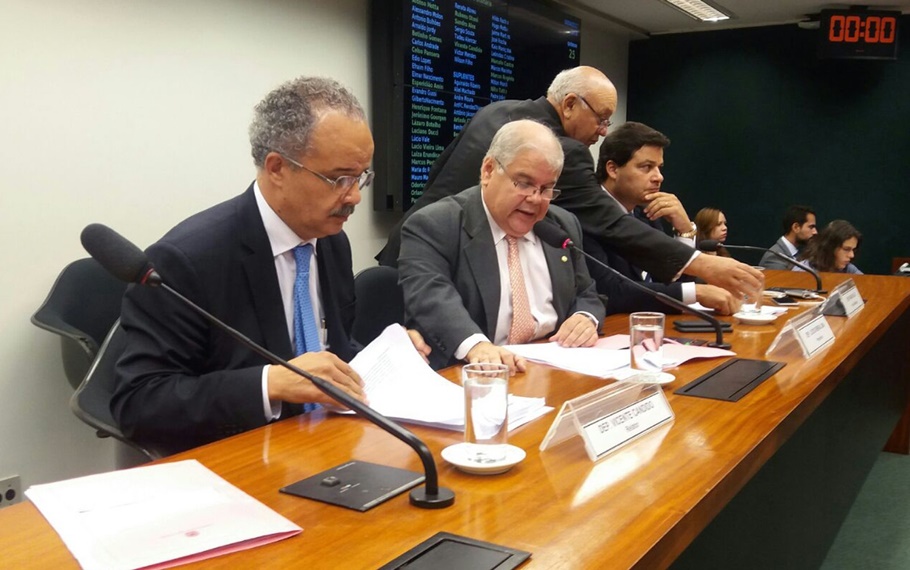 Relator da reforma política, Vicente Cândido (PT-SP), ao lado do presidente da comissão, Lucio Vieira Lima