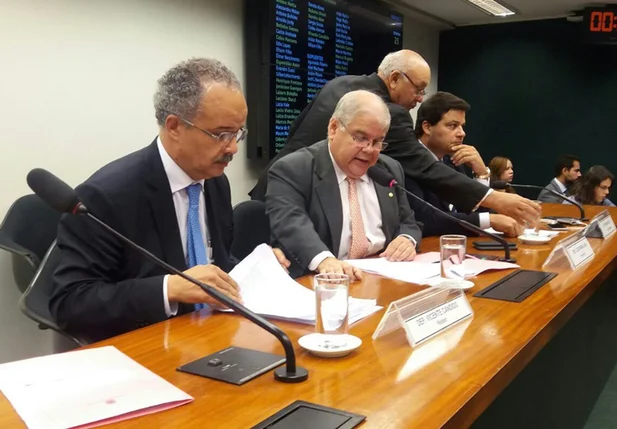 Relator da reforma política, Vicente Cândido (PT-SP), ao lado do presidente da comissão, Lucio Vieira Lima