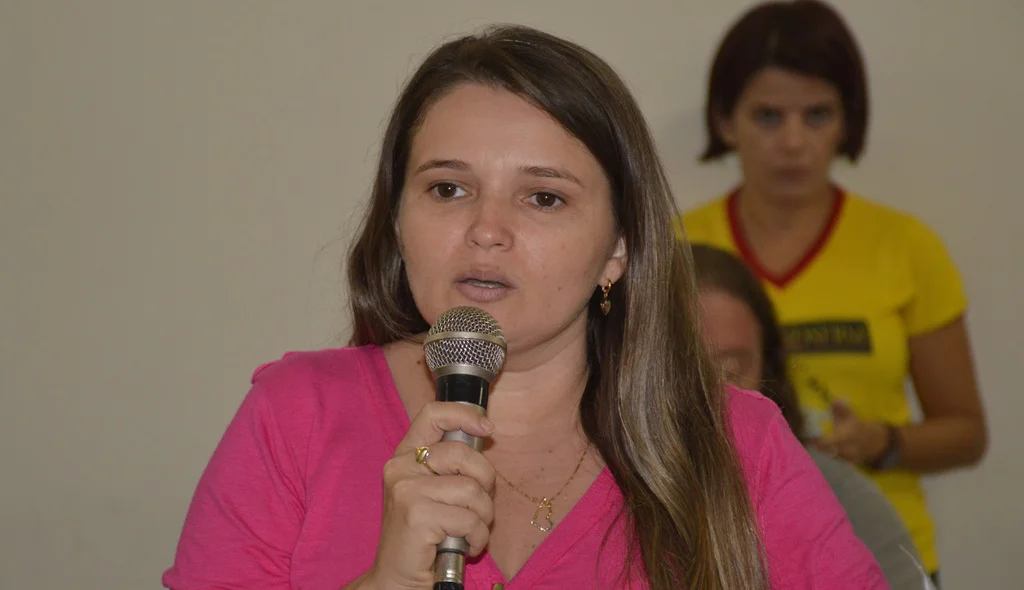 Tesoureira Lenice Sales apresenta prestação de contas.
