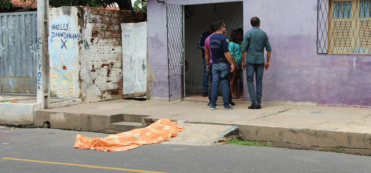 Uma equipe da Delegacia de Homicídios esteve no local