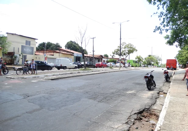 Colisão entre carreta e ônibus na avenida Duque de Caxias 