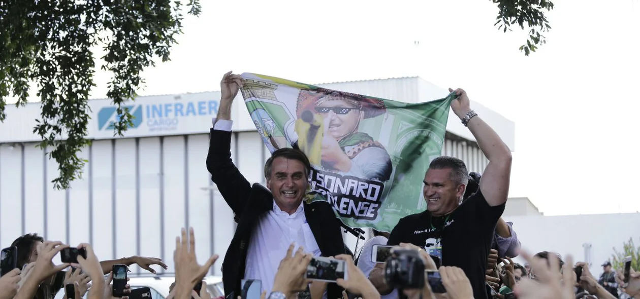 Bolsonaro discursa no aeroporto de Teresina