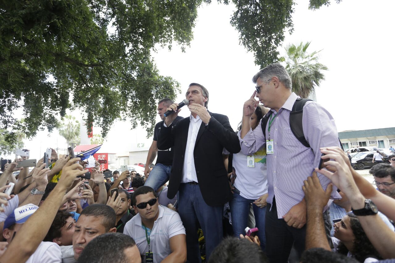Bolsonaro discursa para cerca de 400 pessoas no aeroporto de Teresina
