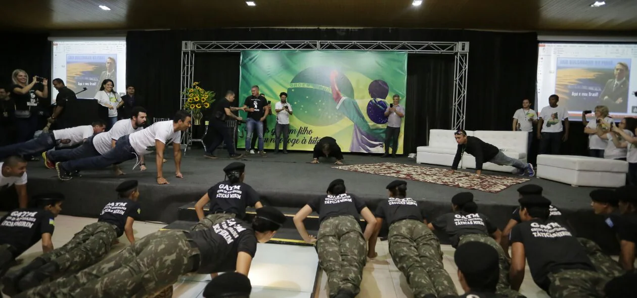 Bolsonaro faz flexões de braços