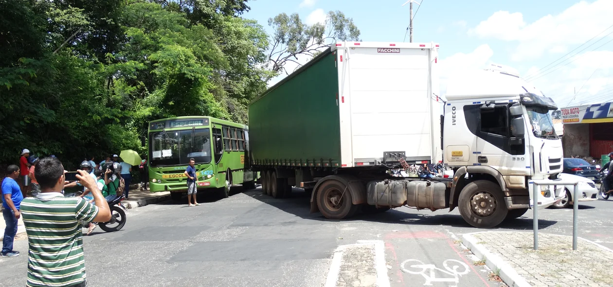 Colisão em avenida de Teresina 