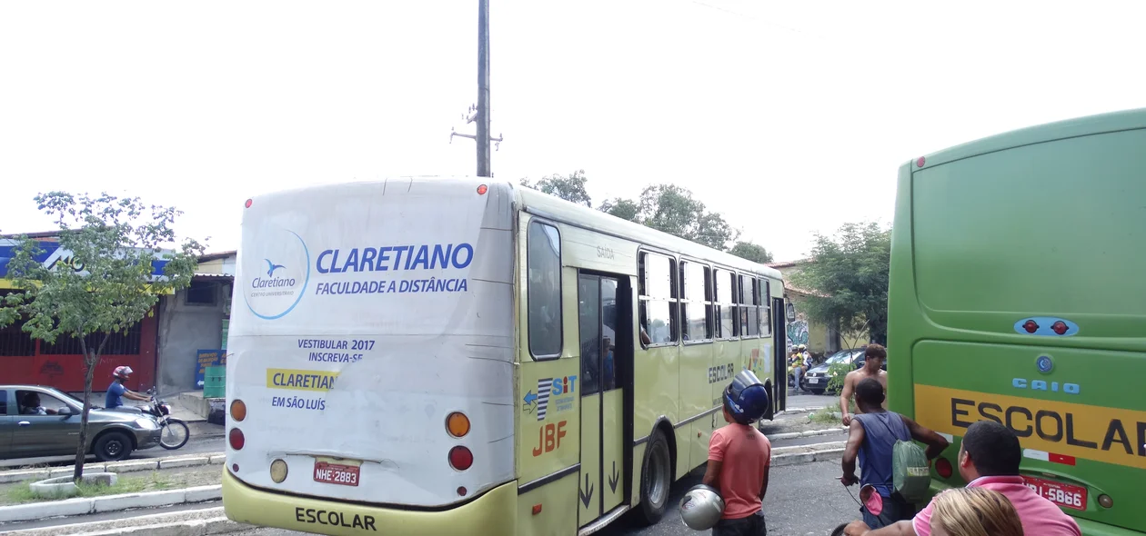 Ônibus tiveram dificuldade para sair 