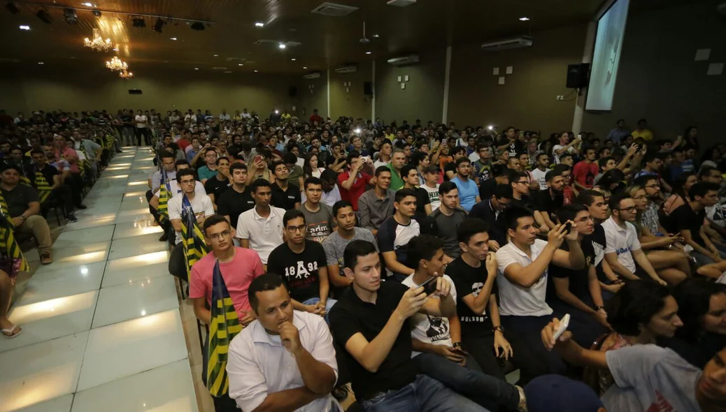 Plateia atenta a Jair Bolsonaro