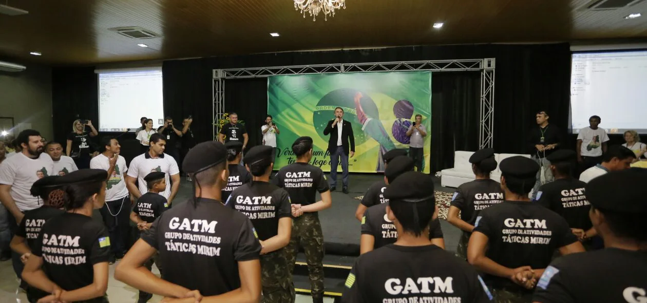 Tropa mirim com Bolsonaro