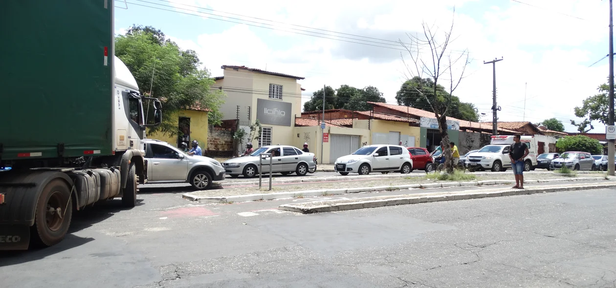 Veículos utilizaram mesma via