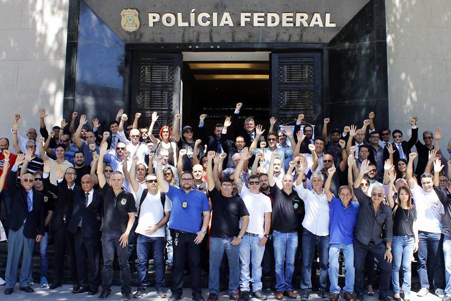 Membros da Polícia Federal ameaçam entregar as armas