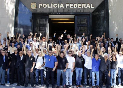 Membros da Polícia Federal ameaçam entregar as armas