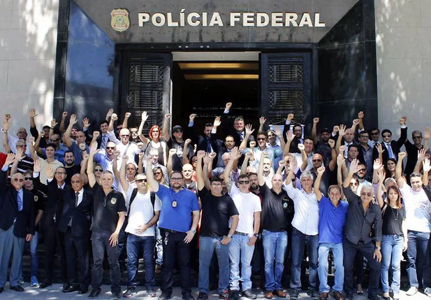 Membros da Polícia Federal ameaçam entregar as armas