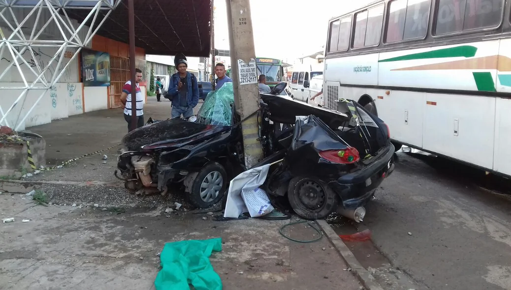 O carro colidiu em um poste 