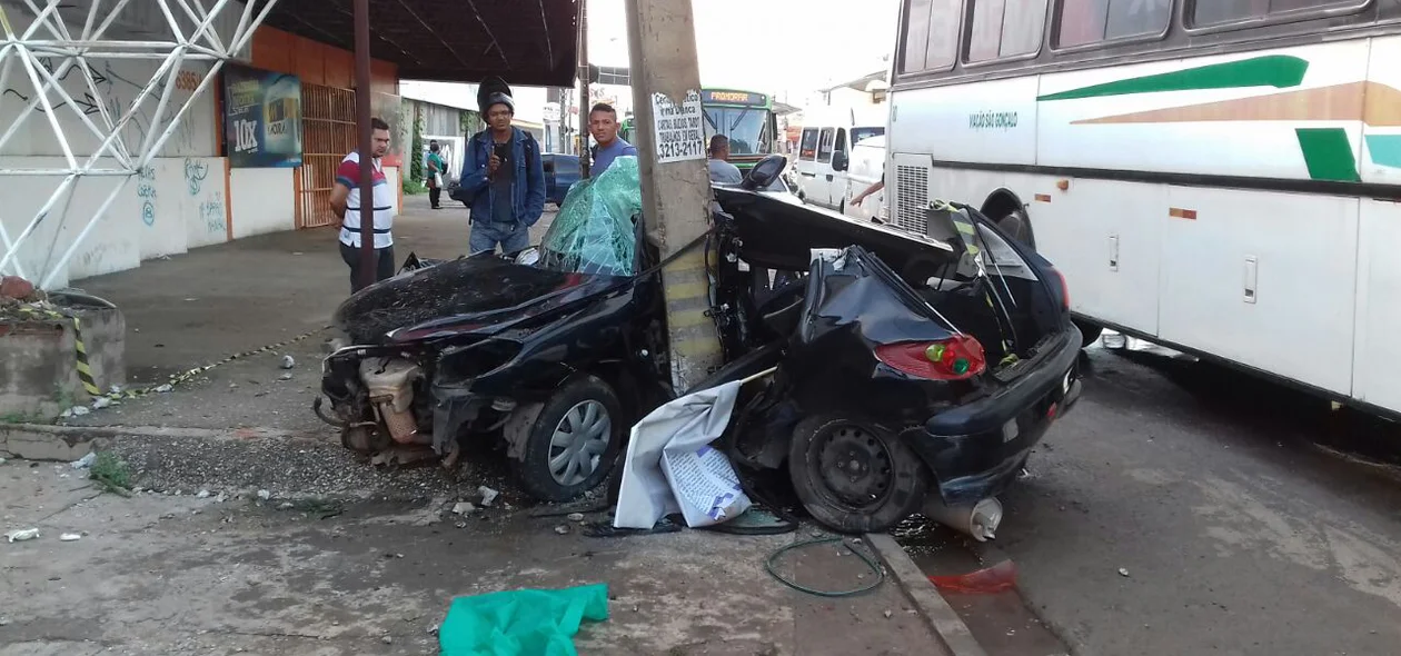 O carro colidiu em um poste 
