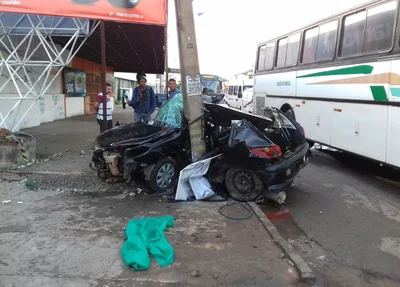 O carro colidiu em um poste 