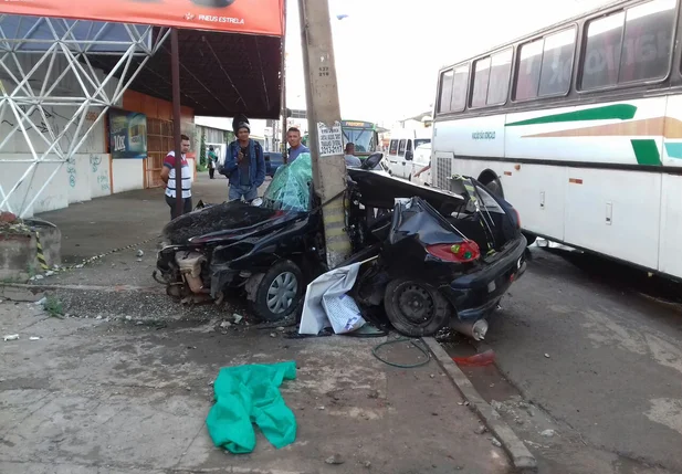 O carro colidiu em um poste 