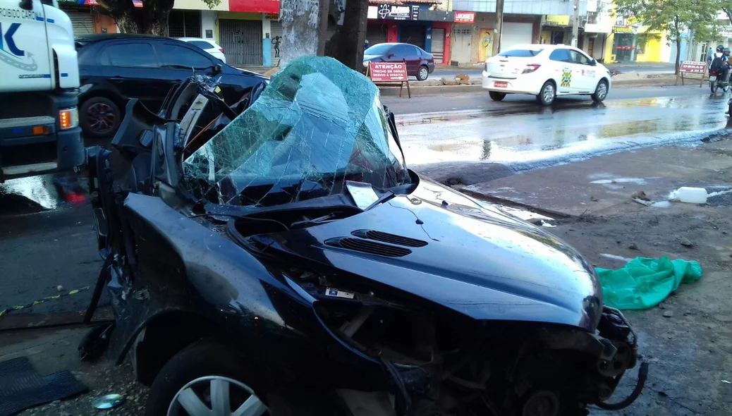 Os bombeiros foram acionados para retirar as vítimas do carro