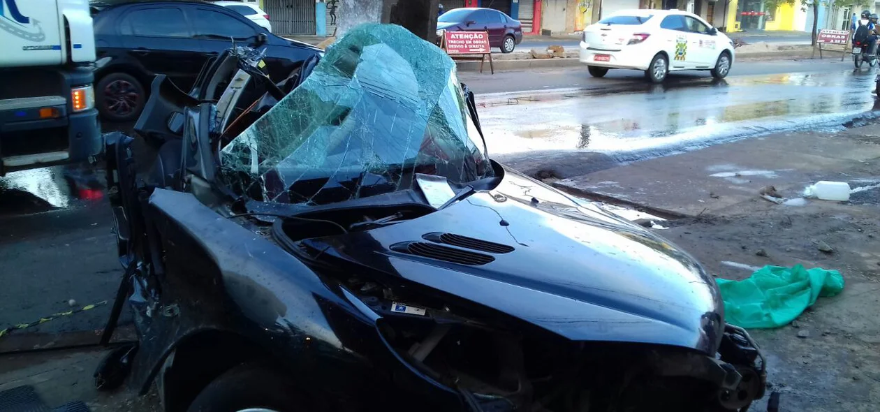 Os bombeiros foram acionados para retirar as vítimas do carro