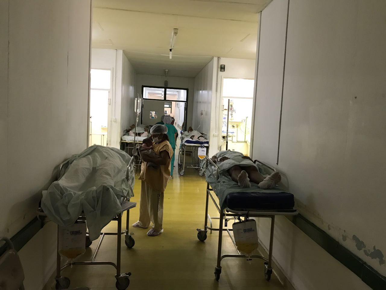 Pacientes estão sendo atendidos nos corredores