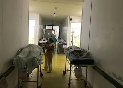 Pacientes estão sendo atendidos nos corredores