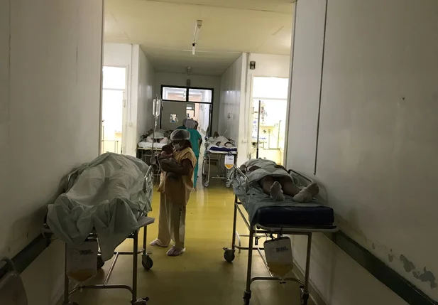 Pacientes estão sendo atendidos nos corredores
