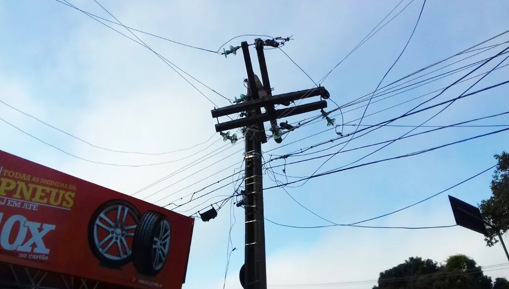 Poste da Eletrobras danificado