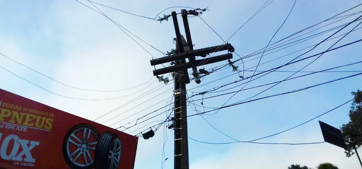 Poste da Eletrobras danificado