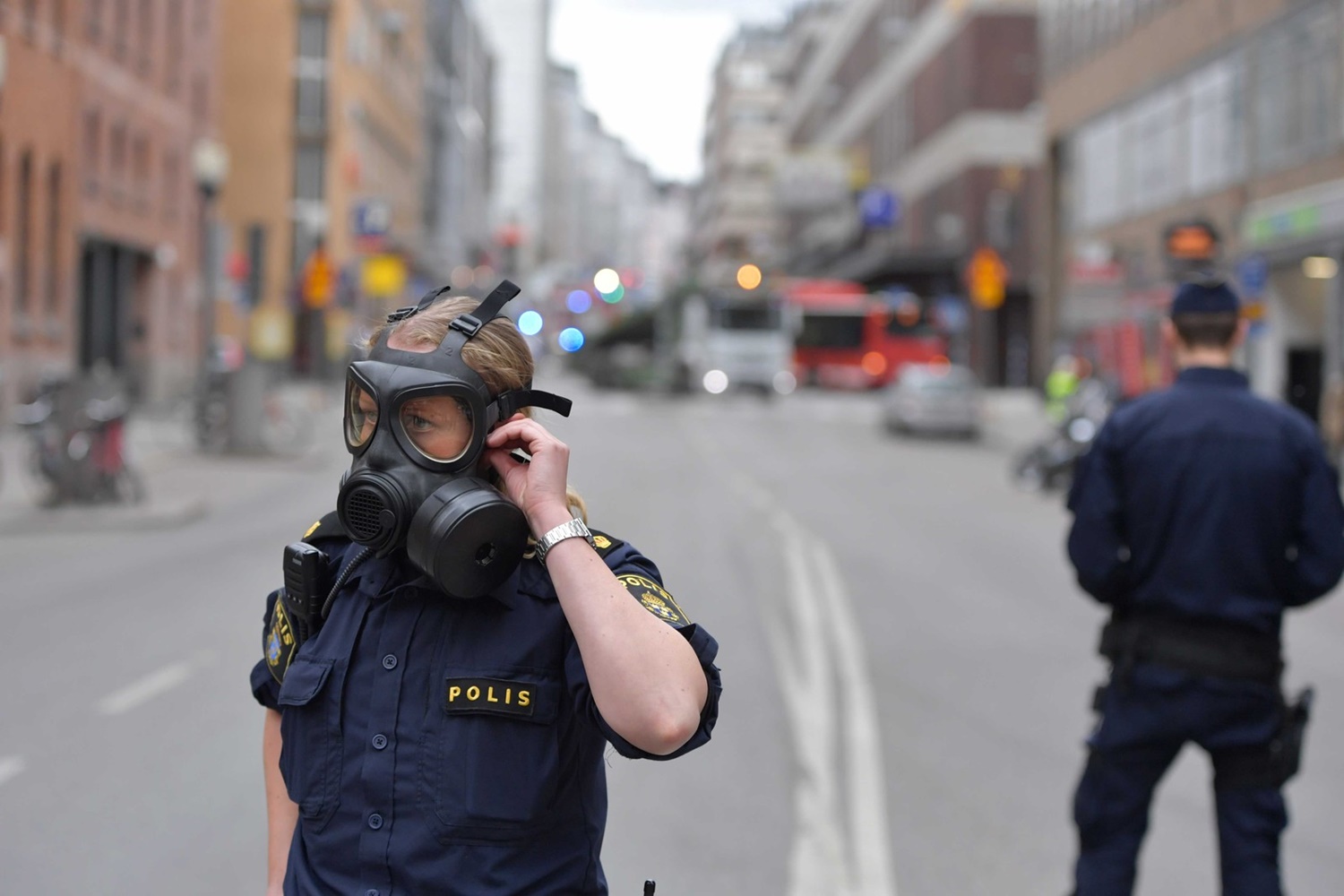 Caminhão bate e entra em loja de departamento, deixando mortos e feridos na cidade de Estocolmo, Suécia 