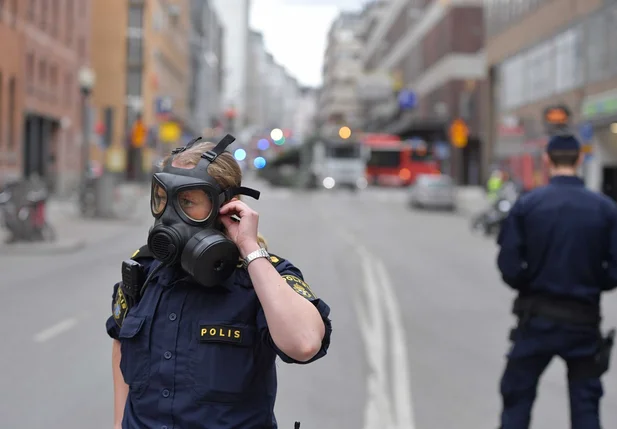 Caminhão bate e entra em loja de departamento, deixando mortos e feridos na cidade de Estocolmo, Suécia 