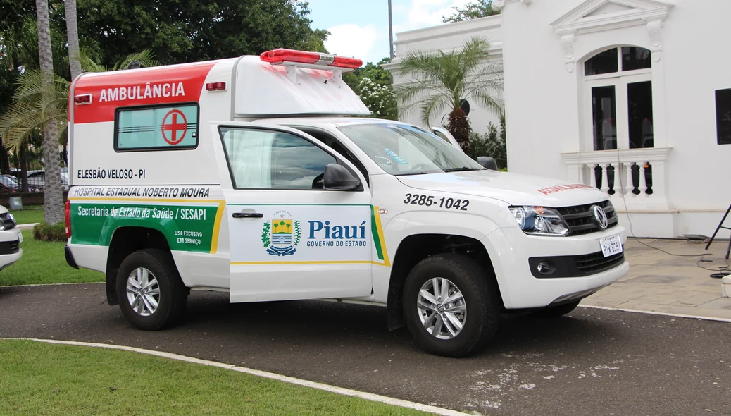 Governador entrega ambulâncias para municípios do Piauí