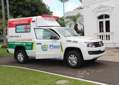 Governador entrega ambulâncias para municípios do Piauí