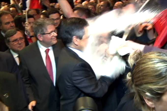 Manifestante joga farinha em candidato da França