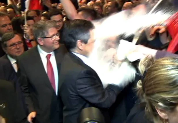 Manifestante joga farinha em candidato da França