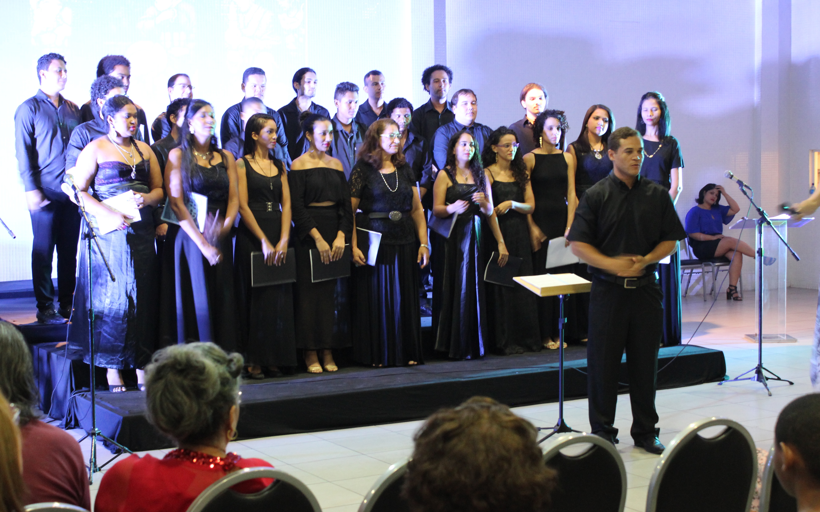 O coral Vozes do Campus apresenta concerto do projeto Sesc Partituras às 19h30.