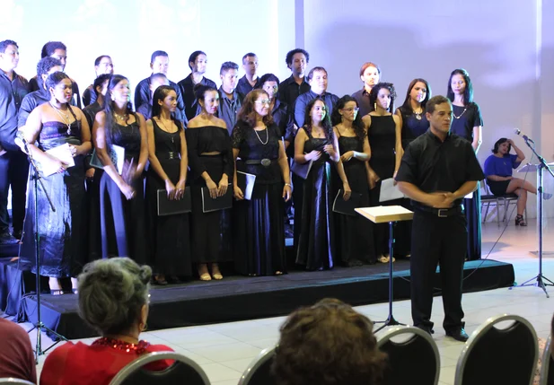 O coral Vozes do Campus apresenta concerto do projeto Sesc Partituras às 19h30.