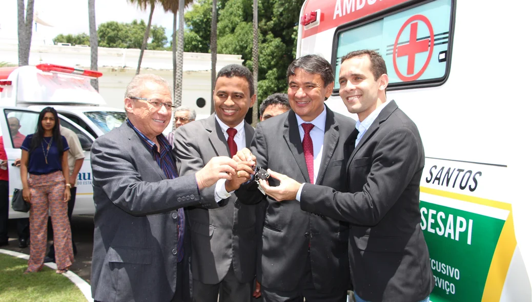 Solenidade de entrega de ambulâncias no Karnak