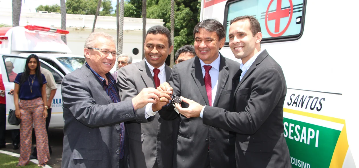 Solenidade de entrega de ambulâncias no Karnak