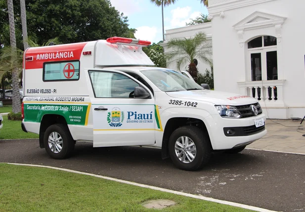 Wellington entrega ambulâncias para hospitais municipais