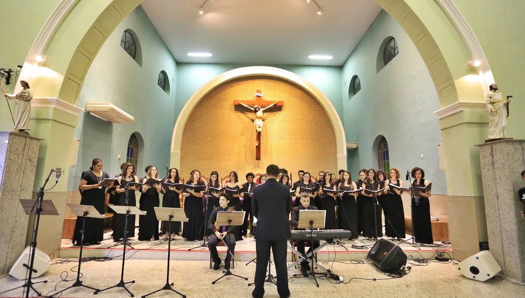 Coral se apresentando na igreja da Vila Operária