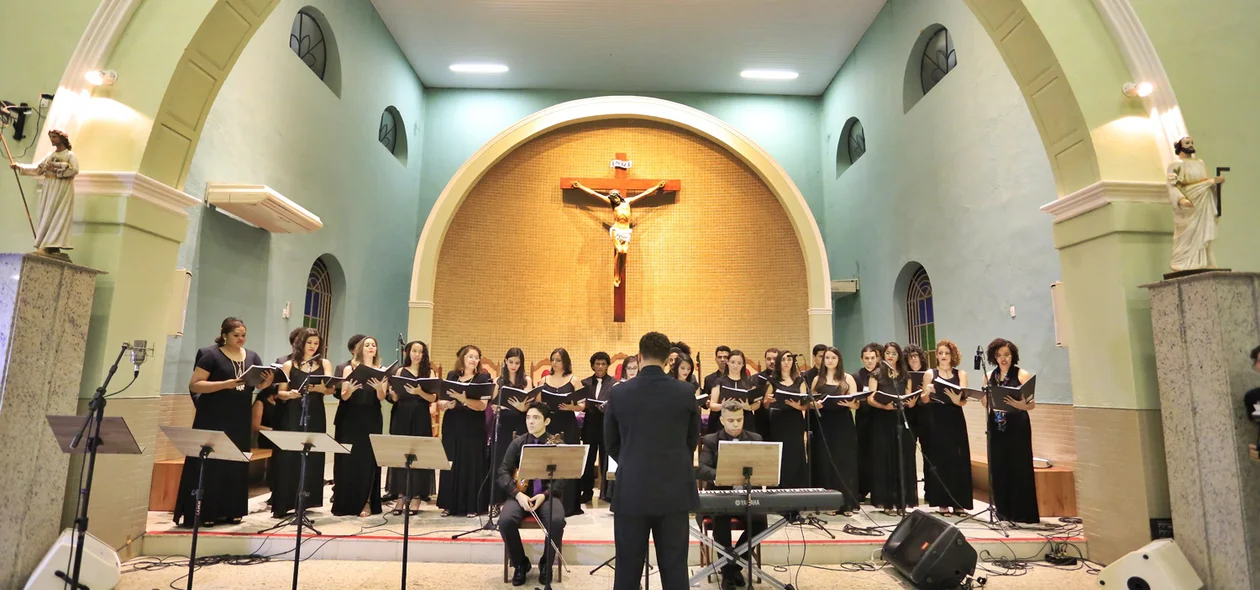 Coral se apresentando na igreja da Vila Operária
