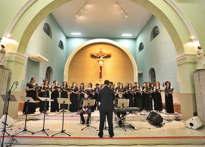 Coral se apresentando na igreja da Vila Operária