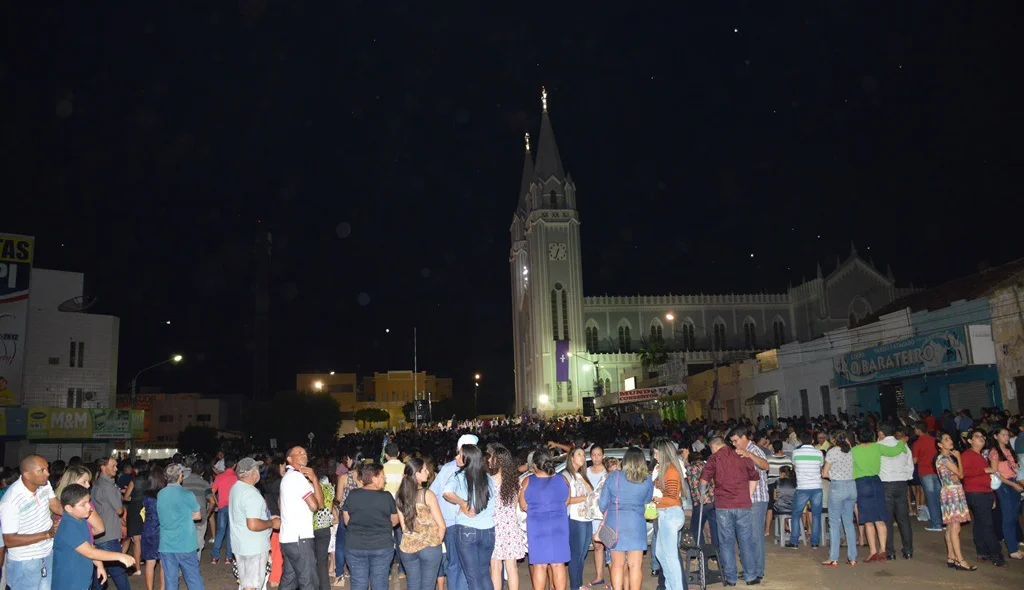 Devotos participam da Missa de Passos em Picos