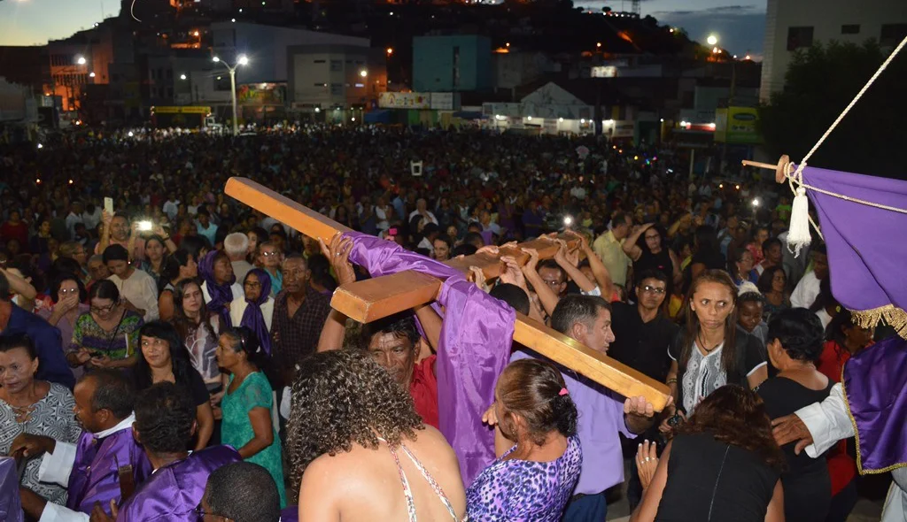 Fiéis carregam a cruz